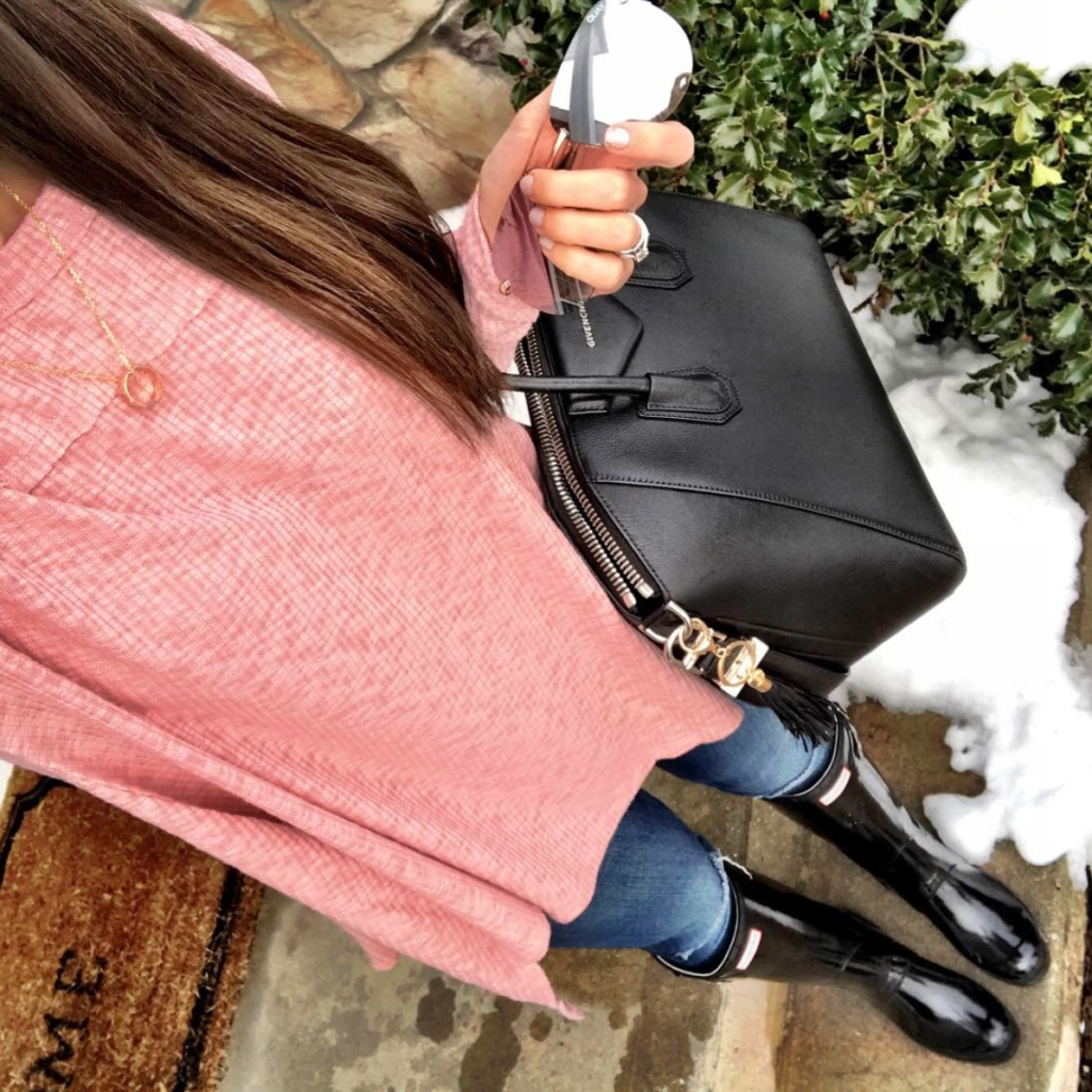 blush pink swing top and hunter boots outfit