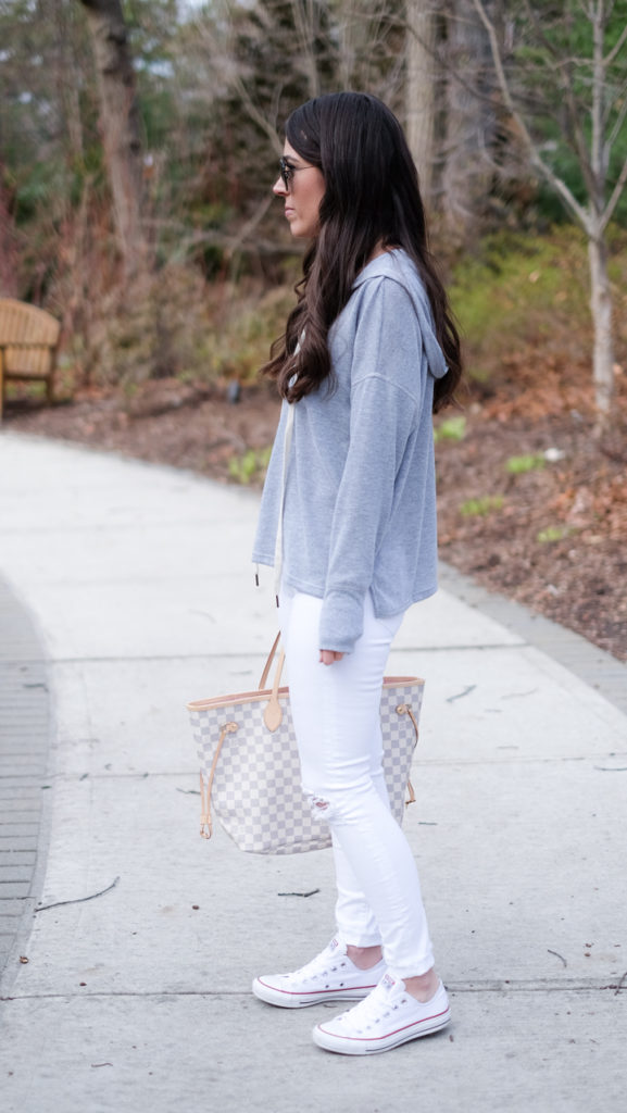 Casual white jeans outfit