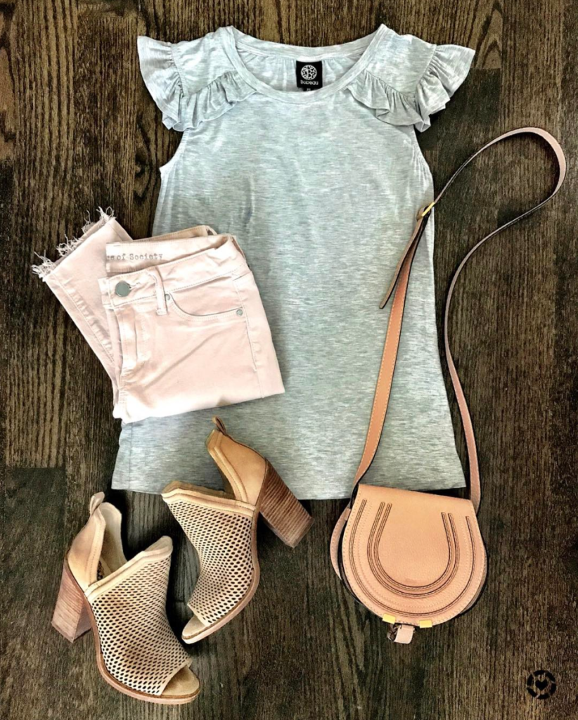 gray flutter sleeve tee and pink jeans